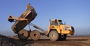 lastbil aflæsser sand og sten